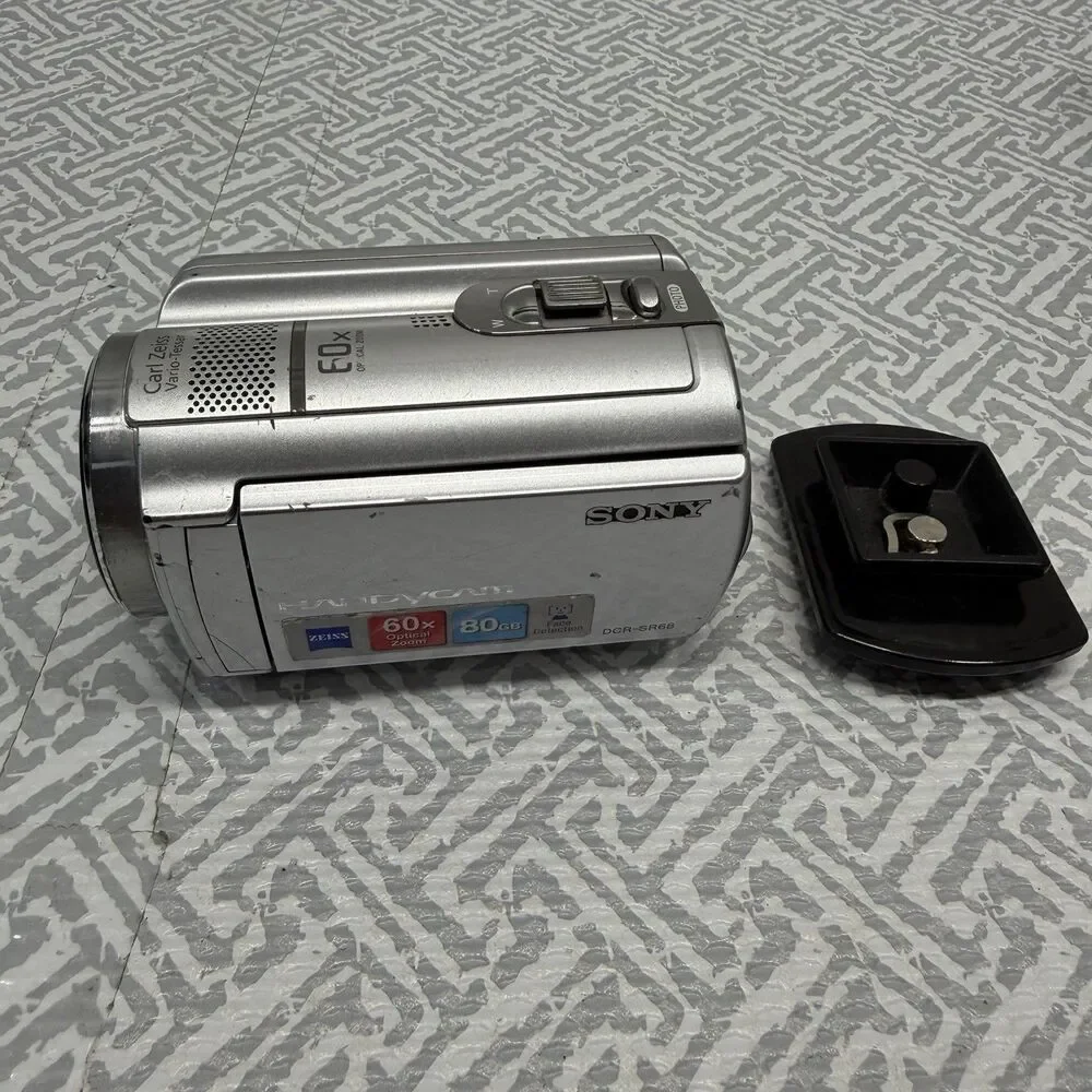 Sony Handycam DCR-SR68 80GB Camcorder Silver - For Parts/Repair - Blur On Zoom